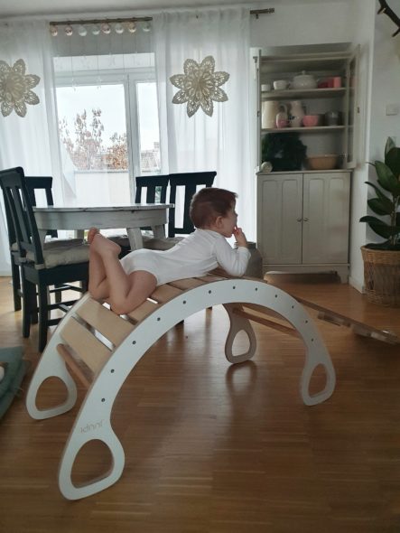 uniwersalny drewniany bujak Montessori Juupi